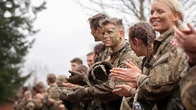 Kadınlara askerlik zorunluluğu! Yeni dönem başladı