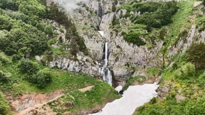 Artvin'in saklı cenneti: Bazgiret Şelalesi en coşkulu döneminde