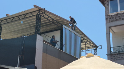 Bartın'da enteresan olay! Çatıya çıkıp Belediye Başkanı ve Valiyi ayağına çağırdı