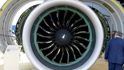 Korkunç olay: Uçak motoru bir kişiyi içine çekti