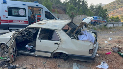 Antalya'da feci kaza! 2'si çocuk 5 yaralı