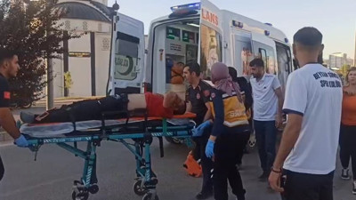 Elazığ'da seyir halindeki minibüsten düştü!