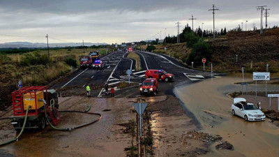 İspanya'da sel etkili oldu! Onlarca araç yolda kaldı