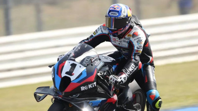 Toprak Razgatlıoğlu, İngiltere'de ilk yarışı kazandı