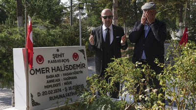 15 Temmuz'da tarihi emri vermişti! Zekai Aksakallı, şehit Ömer Halisdemir'in mezarını ziyaret etti