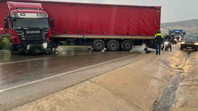 Afyon'da otomobile çarpan tır sürücüsü yaralandı