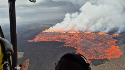 İzlanda'da yanardağ patladı!