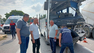 Afyonkarahisar'da midibüs kamyonla çarpıştı! Çok sayıda yaralı var