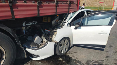 Otomobil tıra ok gibi saplandı! Çok sayıda yaralı var