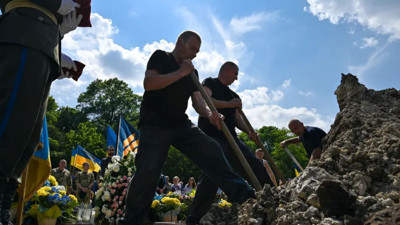 Le Monde, Kiev yönetiminin savaşta verdiği askerî kayıpları gizlediğini yazdı: 'Hakikat mezarlıklarda'