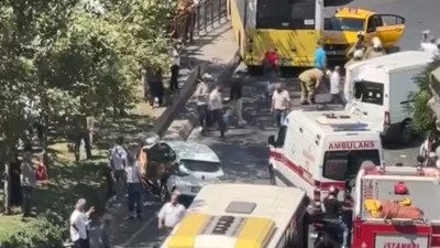 Beyoğlu’nda zincirleme kaza: 9 araç birbirine girdi