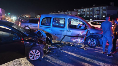 Bitlis'te iki otomobil çarpıştı! 14 kişi yaralandı