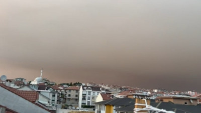 Bursa'da gökyüzü gri, araçlar külle kaplandı: 'Cam ve kapıları kapalı tutun' uyarısı geldi
