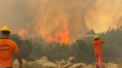 Antalya'da orman yangını yerleşim yerlerine yaklaştı