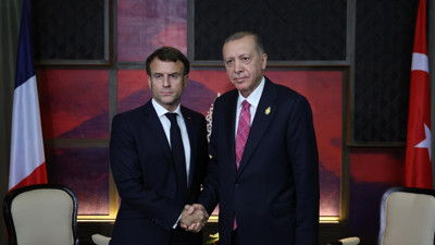Cumhurbaşkanı Erdoğan'dan kritik görüşme! Macron'a tebrik