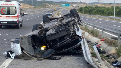 Otomobil yön tabelasına çarptı! Ölü ve yaralılar var