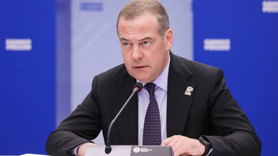 Trump'tan eski Rusya Devlet Başkanı Medvedev'e tehdit: 'Tehlikeli bölgeye yaklaşıyorsun'