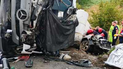 Korkunç kaza! Beton mikseri otomobilin üzerine devrildi