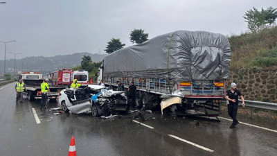 Ordu'da otomobil park halindeki tıra çarptı! Ölü ve yaralılar var