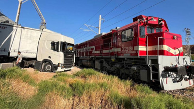 Kırıkkale'de hemzemin geçitte yük treni tıra çarptı