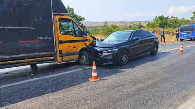 Bursa'da otomobil ile kamyonet çarpıştı! Çok sayıda yaralı var