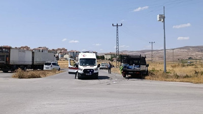 Sivas’ta kamyonet ile otomobil çarpıştı: Yaralılar var