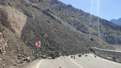 Artvin'de heyelan! Yol ulaşıma kapandı