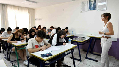 Gençleri ücretsiz üniversiteye hazırlıyor! Antalya'da bulunuyor