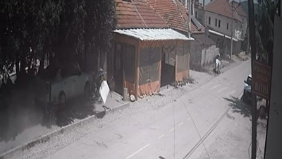 Otomobil kıraathaneye daldı! Ölü ve yaralı var