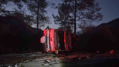 Antalya'da yangın ihbarına giden arazöz devrildi