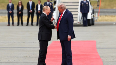 Trump Putin zirvesi kameralara böyle yansıdı! Savaş uçakları dikkat çekti
