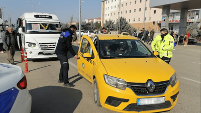 Hatay’da korsan taksicilik denetiminde altı araç trafikten men edildi