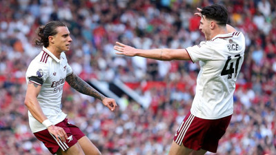 Arsenal, Manchester United'ı tek golle geçti