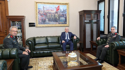 Kara Kuvvetleri Komutanlığı'nda devir-teslim...Bakan Güler'de katıldı