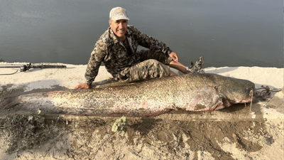 Görenler şok oldu! Meriç Nehri'nde oltayla 2,5 metrelik balık yakalandı
