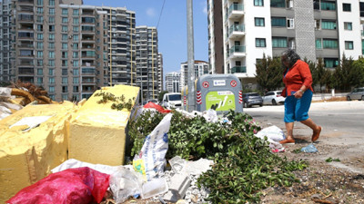 Adana'da vatandaşların 'çöp' tepkisi: Evlerimizden böcek çıkıyor