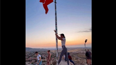 Türk bayrağına skandal hareketler...Soruşturma başlatıldı
