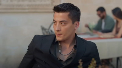 Uzak Şehir’in Kaya’sı Atakan Özkaya’ya Alaçatı’da sürpriz tepki