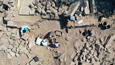 Manisa'daki 2 bin 800 yıllık antik kent Aigai'de gün yüzüne çıkıyor!