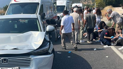 Bursa'da yolun karşısına geçen aileye otomobil çarptı : Ölü ve yaralılar var