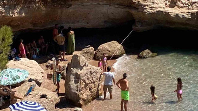 Datça sahilinin onur konuğu! Sahilde dinlenen foka vatandaşlardan büyük ilgi