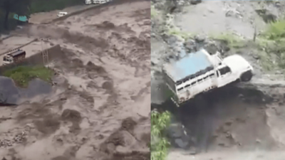 Hindistan'da dehşet: Köprü çöktü, çok sayıda kişi yaşamını yitirdi!