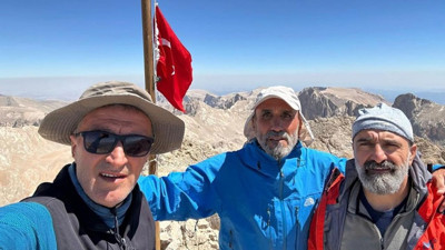 Bandırmalı dağcılar Aladağlar’ın zirvesinde