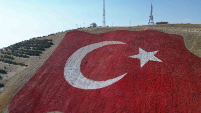 Dünyanın en büyük Türk bayrağı! O ilimizde yapıldı