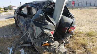 Edirne'de feci kaza! Otomobil direğe ok gibi saplandı