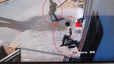 Bir baba oğluna hırsızlık yaptırdı! O anlar kameralara yansıdı...
