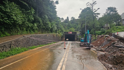 Artvin'de heyelan riski! Yol kapatıldı...