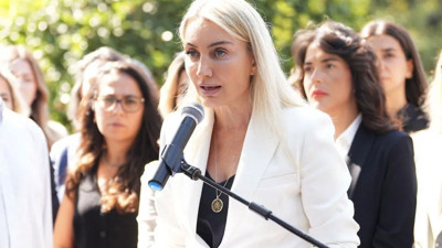 Dilek İmamoğlu’nun taktığı kolye ne anlama geliyor? Kısa sürede gündem oldu