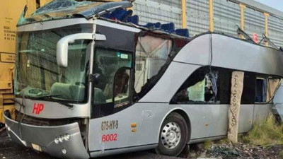 Tren yolcu otobüsüne çarptı: 8 ölü, 45 yaralı