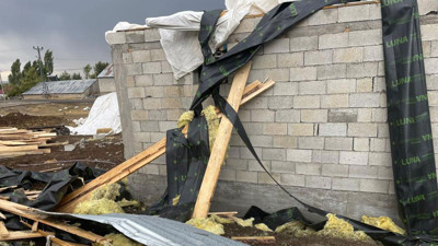 Ağrı'yı fırtına vurdu! 74 yapı zarar gördü